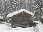 Una vecchia baita sommersa dalla neve